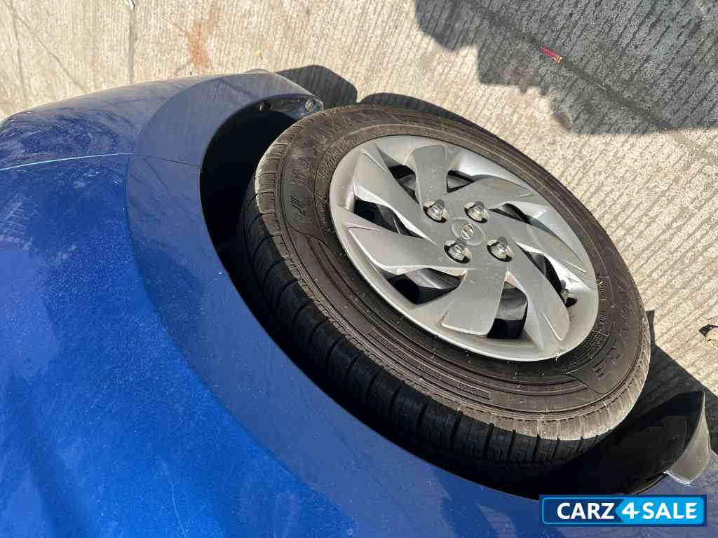 Blue Hyundai Santro Sportz CNG Blue Hyundai Santro Sportz CNG