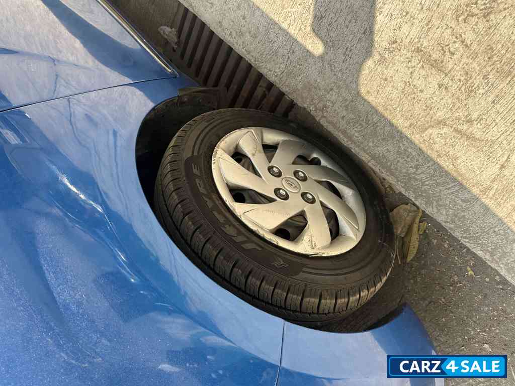 Blue Hyundai Santro Sportz CNG Blue Hyundai Santro Sportz CNG
