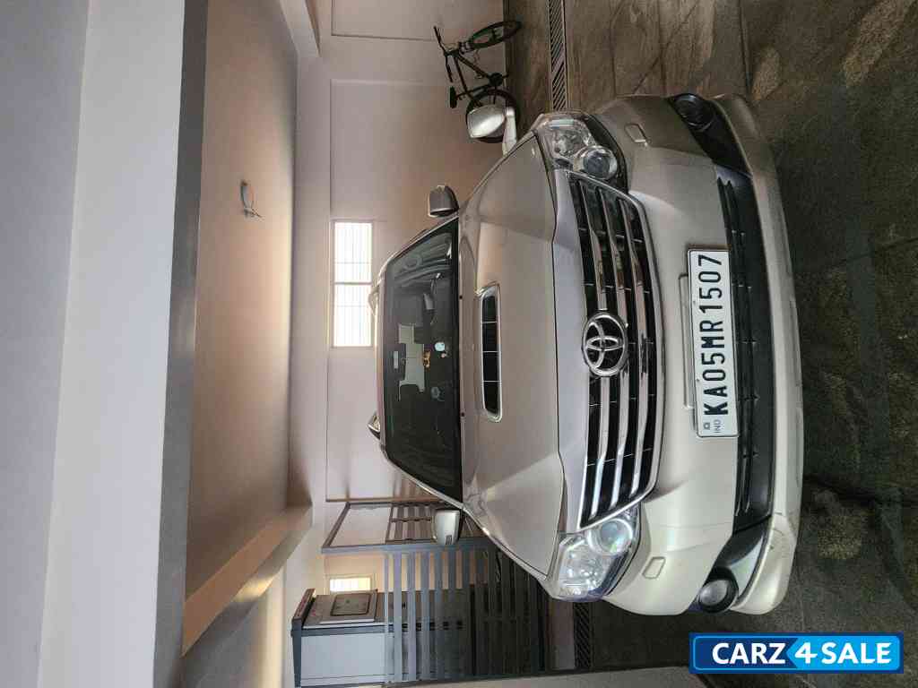 Silky Gold Mica Metallic Toyota Fortuner 4x4 MT