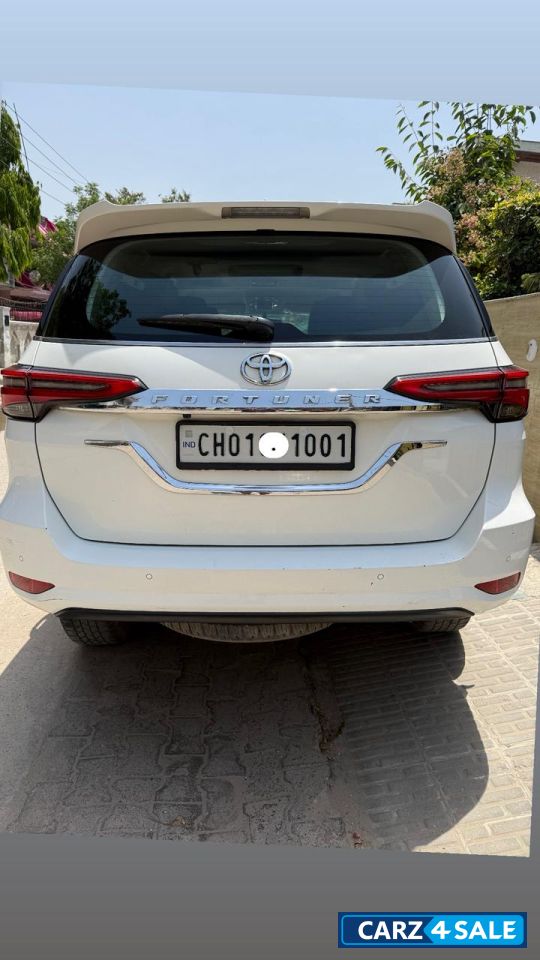 White Toyota Fortuner Fortuner AT 4*2 White Toyota Fortuner Fortuner AT 4*2