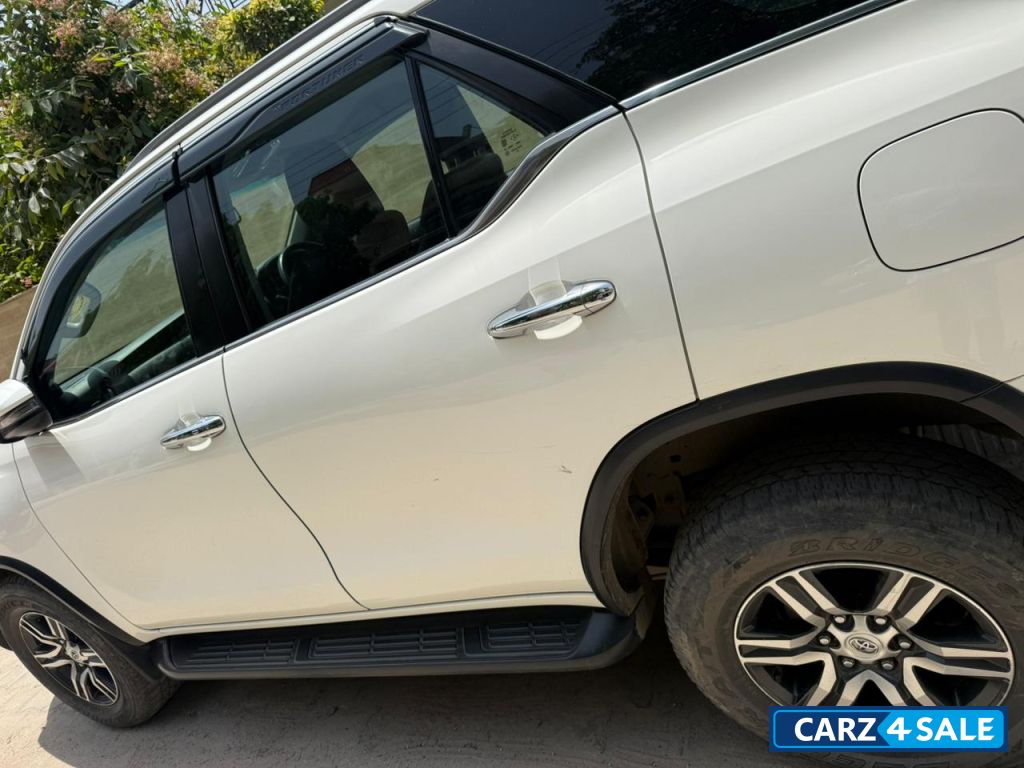 White Toyota Fortuner Fortuner AT 4*2 White Toyota Fortuner Fortuner AT 4*2