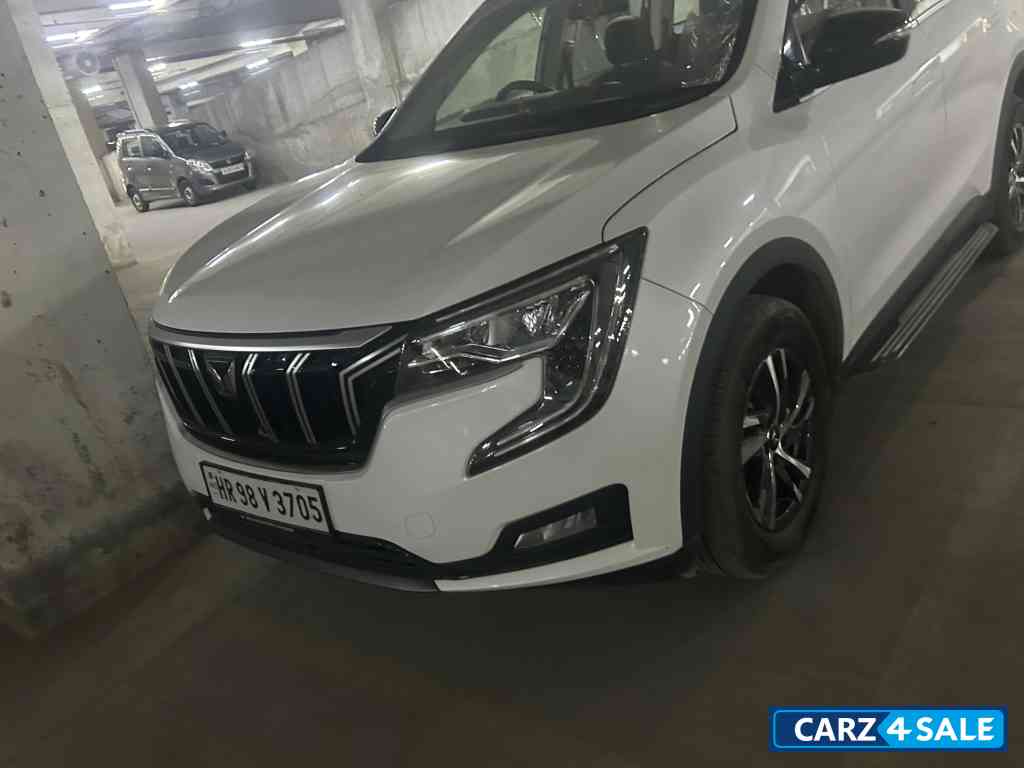 Pearl White Mahindra XUV700 AX5 Select Pearl White Mahindra XUV700 AX5 Select