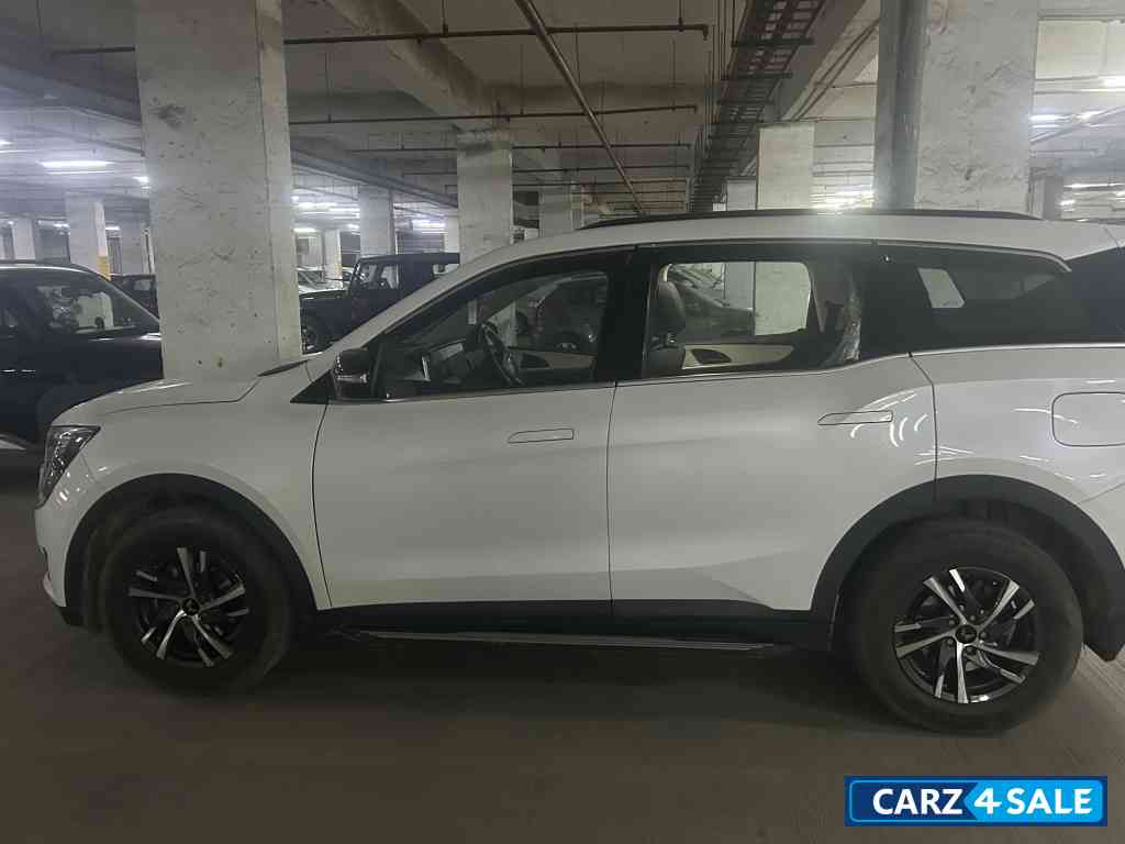 Pearl White Mahindra XUV700 AX5 Select Pearl White Mahindra XUV700 AX5 Select