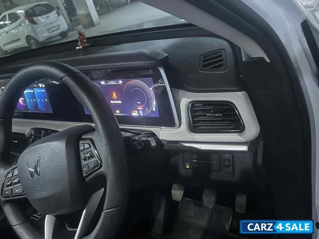 Pearl White Mahindra XUV700 AX5 Select Pearl White Mahindra XUV700 AX5 Select