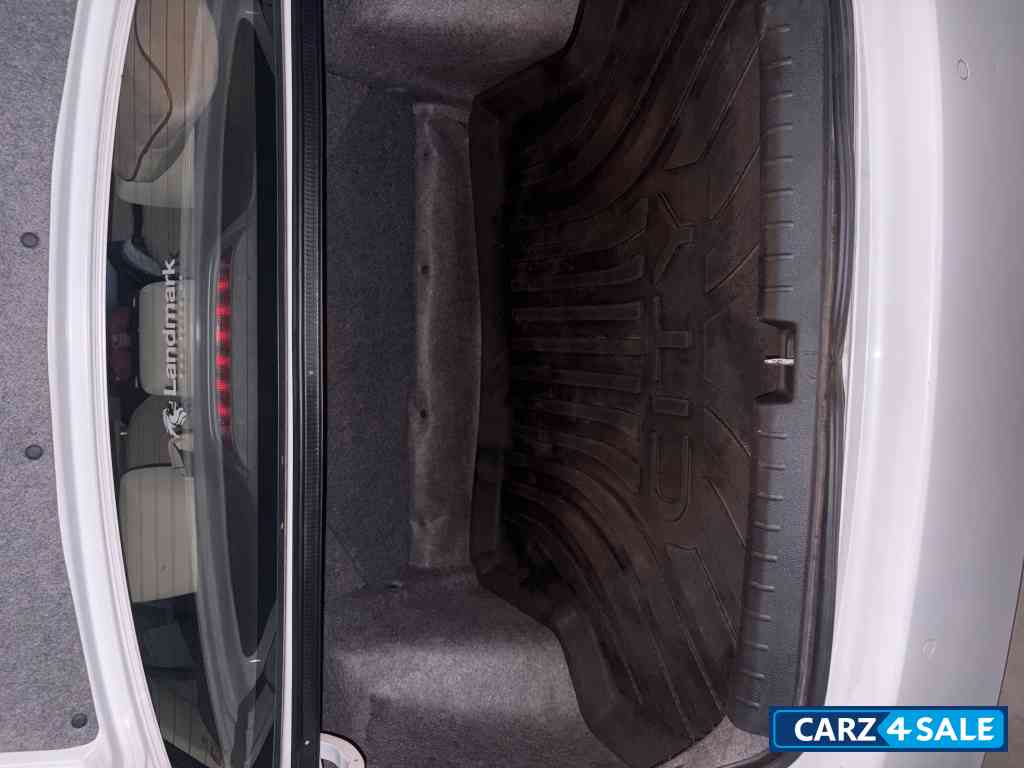 Pearl White Honda City 5TH GEN 1.5 V MT I-VTEC PETROL Pearl White Honda City 5TH GEN 1.5 V MT I-VTEC PETROL