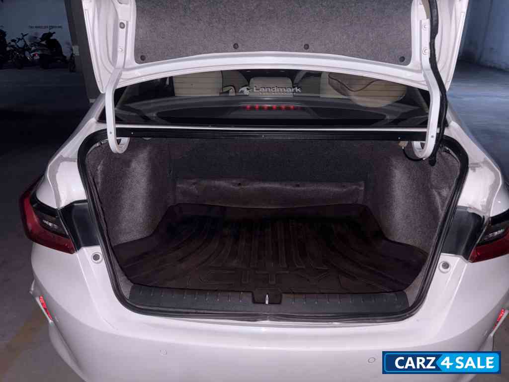 Pearl White Honda City 5TH GEN 1.5 V MT I-VTEC PETROL Pearl White Honda City 5TH GEN 1.5 V MT I-VTEC PETROL