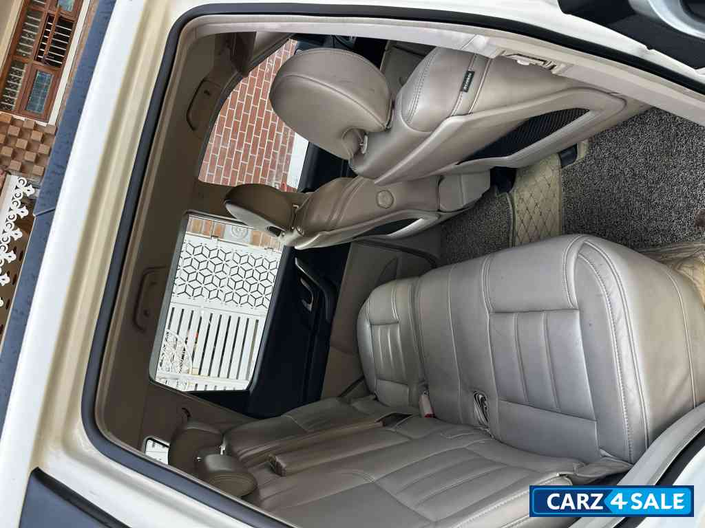 Mahindra XUV 500 W8 AT Mahindra XUV 500 W8 AT