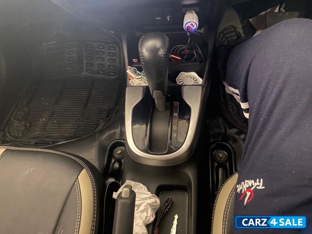 White Honda Jazz 1.2 V CVT IVTEC White Honda Jazz 1.2 V CVT IVTEC
