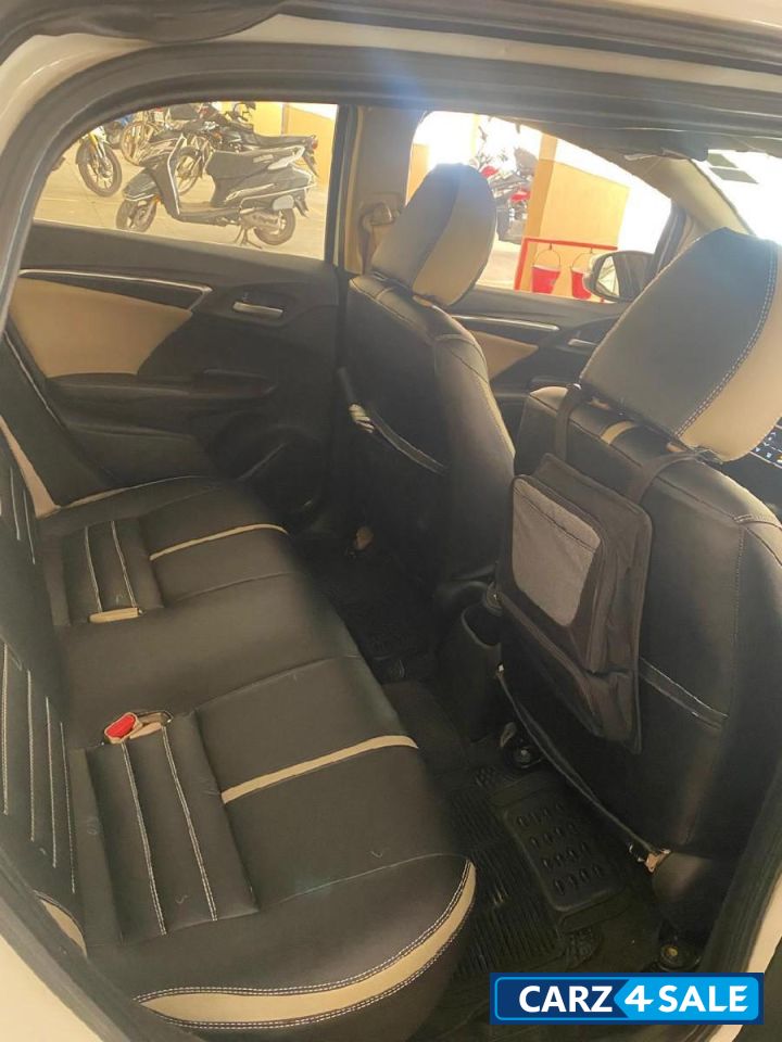 White Honda Jazz 1.2 V CVT IVTEC White Honda Jazz 1.2 V CVT IVTEC