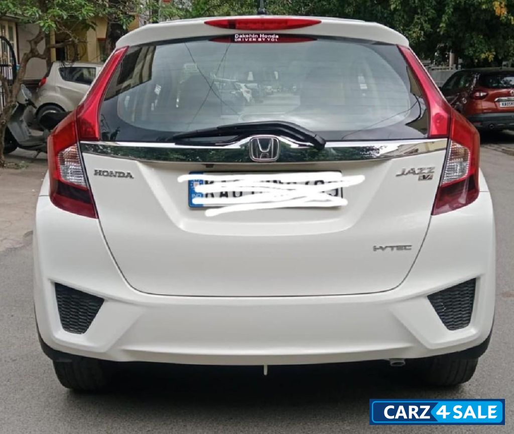 White Honda Jazz 1.2 V CVT IVTEC White Honda Jazz 1.2 V CVT IVTEC