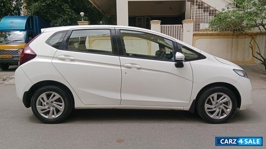 White Honda Jazz 1.2 V CVT IVTEC White Honda Jazz 1.2 V CVT IVTEC