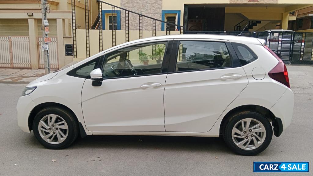 White Honda Jazz 1.2 V CVT IVTEC White Honda Jazz 1.2 V CVT IVTEC