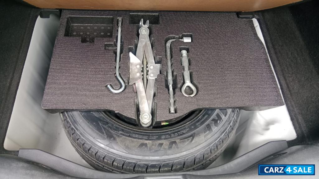White Honda Jazz 1.2 V CVT IVTEC White Honda Jazz 1.2 V CVT IVTEC