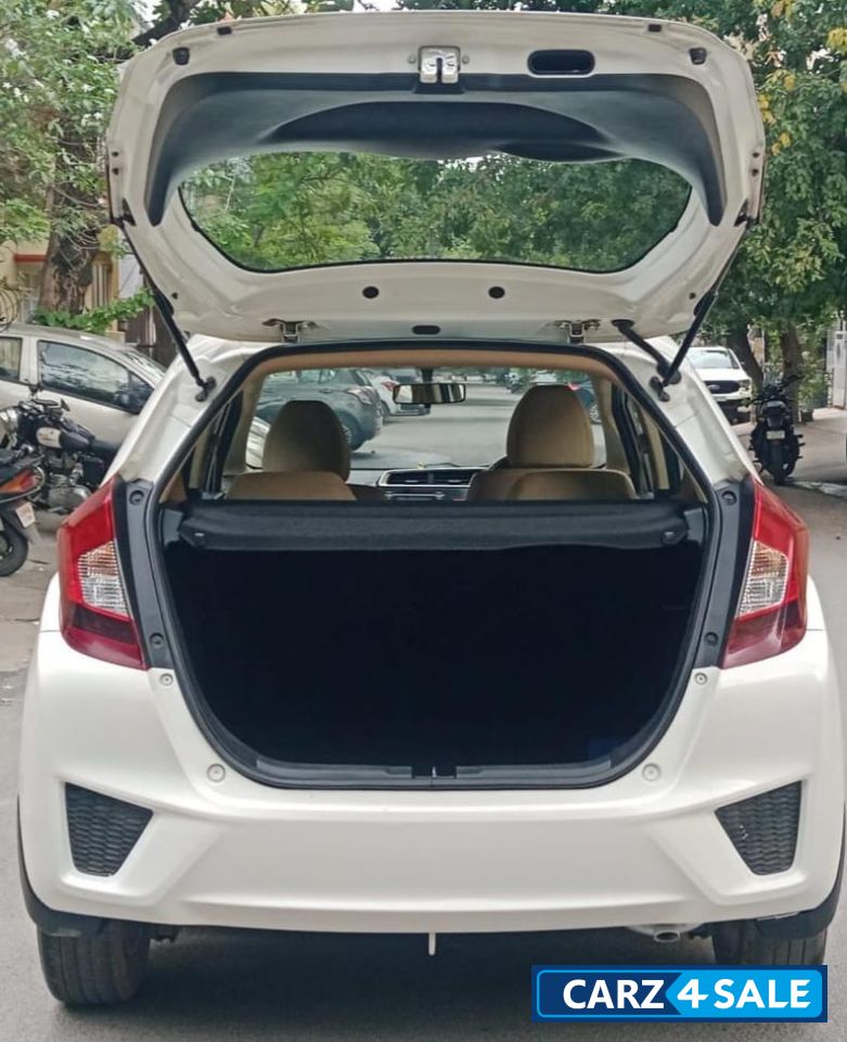 White Honda Jazz 1.2 V CVT IVTEC White Honda Jazz 1.2 V CVT IVTEC