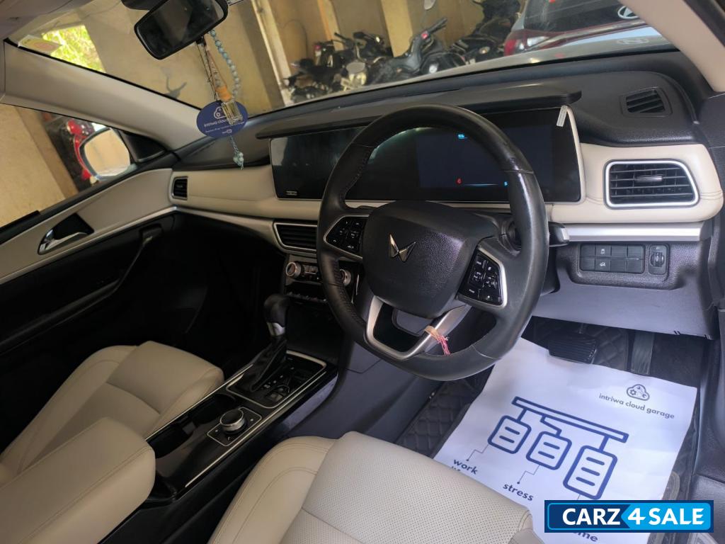 Midnight Blue Mahindra XUV700 AX7 Luxury AT Diesl Midnight Blue Mahindra XUV700 AX7 Luxury AT Diesl