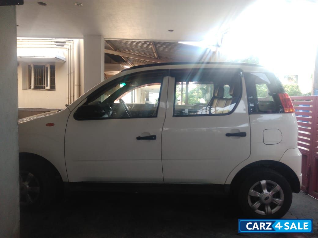 White Mahindra  Quanto C4