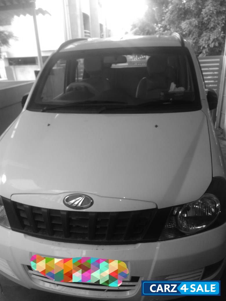 White Mahindra  Quanto C4