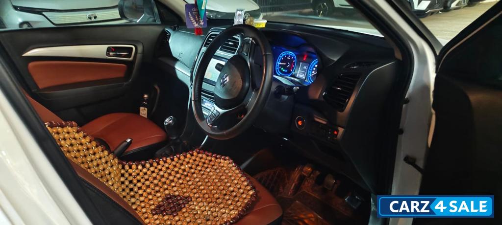 White Maruti Suzuki Vitara Brezza zxi plus