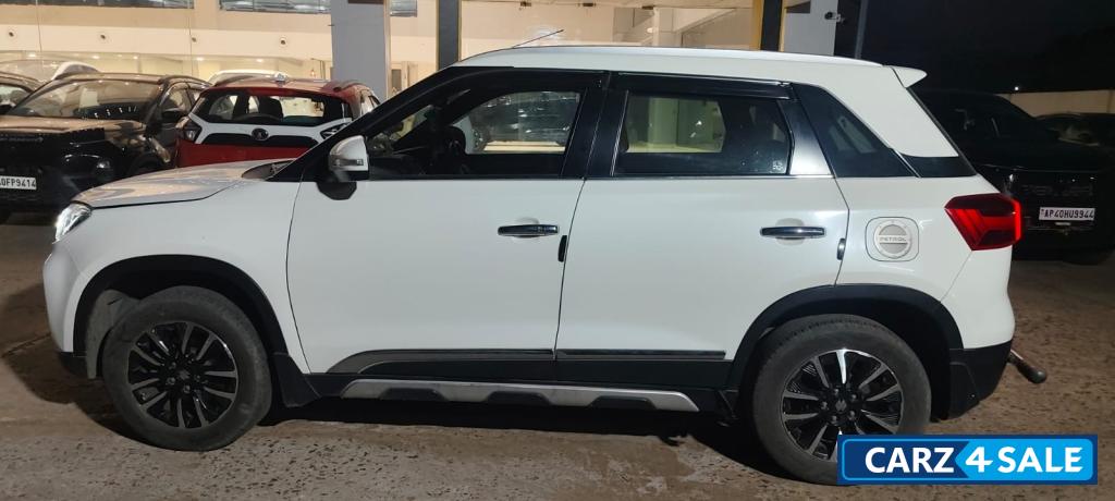 White Maruti Suzuki Vitara Brezza zxi plus White Maruti Suzuki Vitara Brezza zxi plus