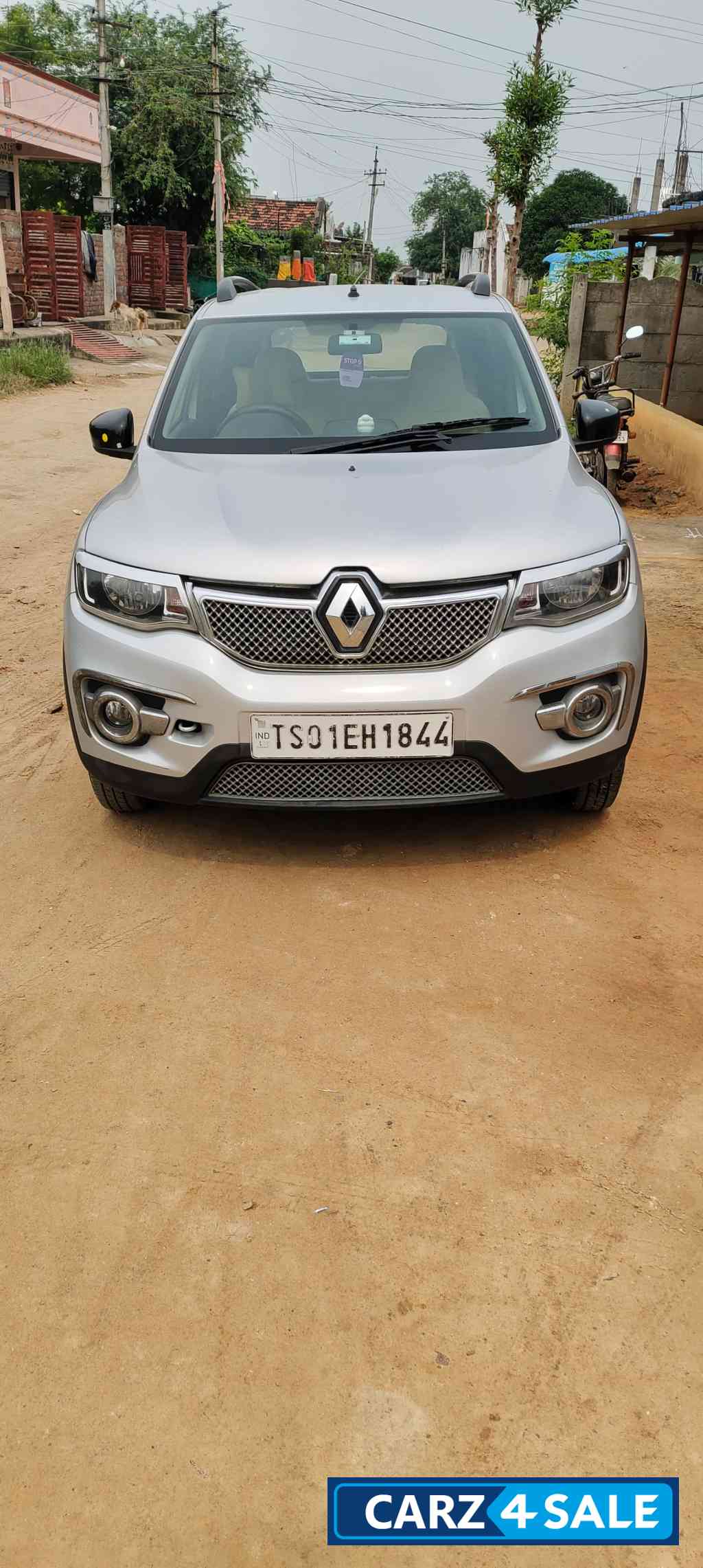 Moon Light Silver Renault Kwid Rxt petrol