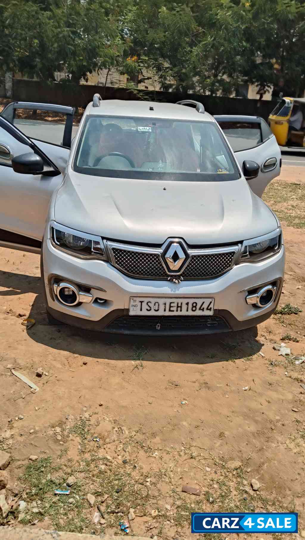 Moon Light Silver Renault Kwid Rxt petrol Moon Light Silver Renault Kwid Rxt petrol