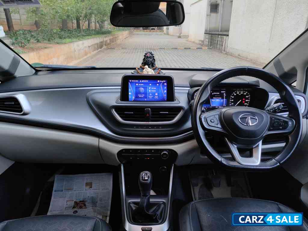 Avenue White Tata Altroz XZ+ i-turbo Avenue White Tata Altroz XZ+ i-turbo