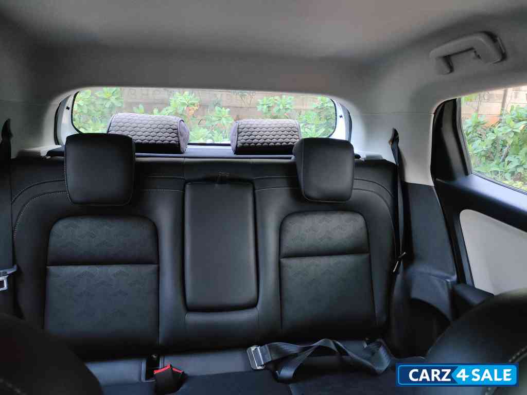 Avenue White Tata Altroz XZ+ i-turbo Avenue White Tata Altroz XZ+ i-turbo