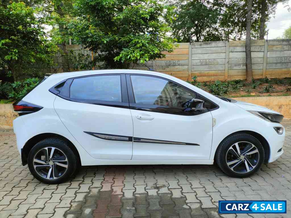 Avenue White Tata Altroz XZ+ i-turbo Avenue White Tata Altroz XZ+ i-turbo
