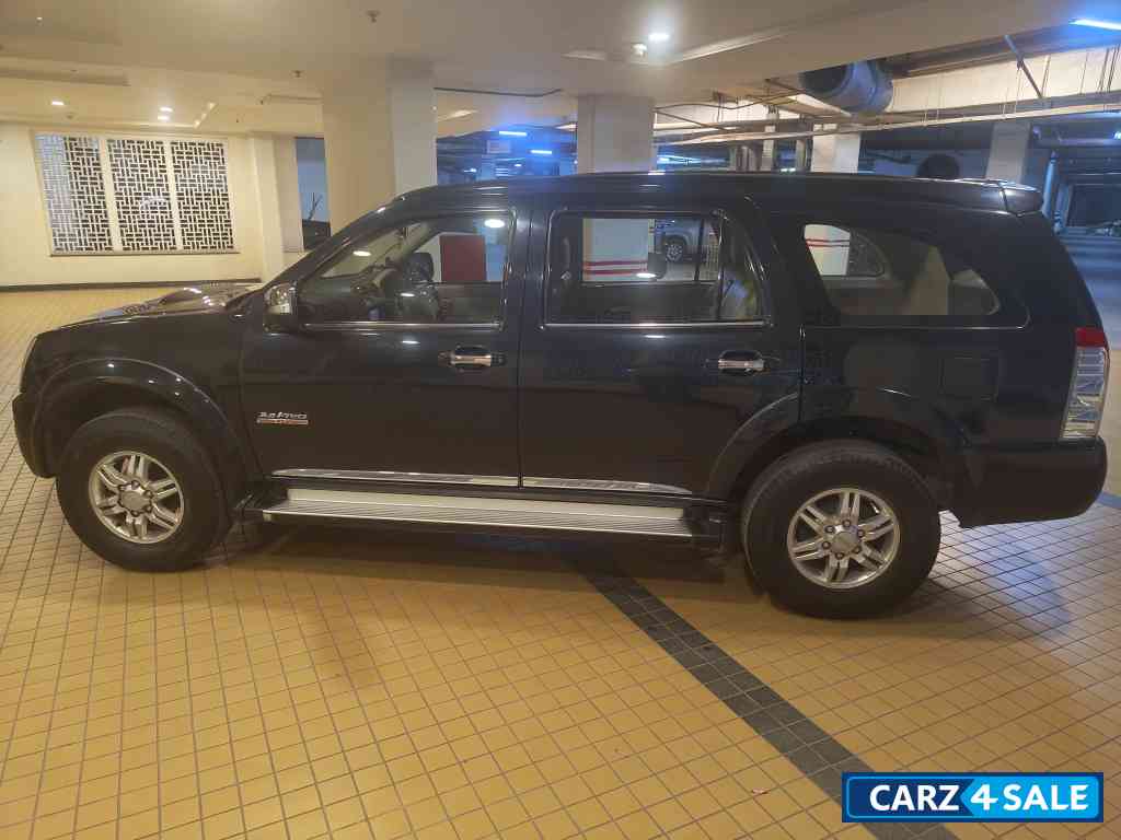 Black Isuzu MU7 Manual CKD-BS4 Black Isuzu MU7 Manual CKD-BS4