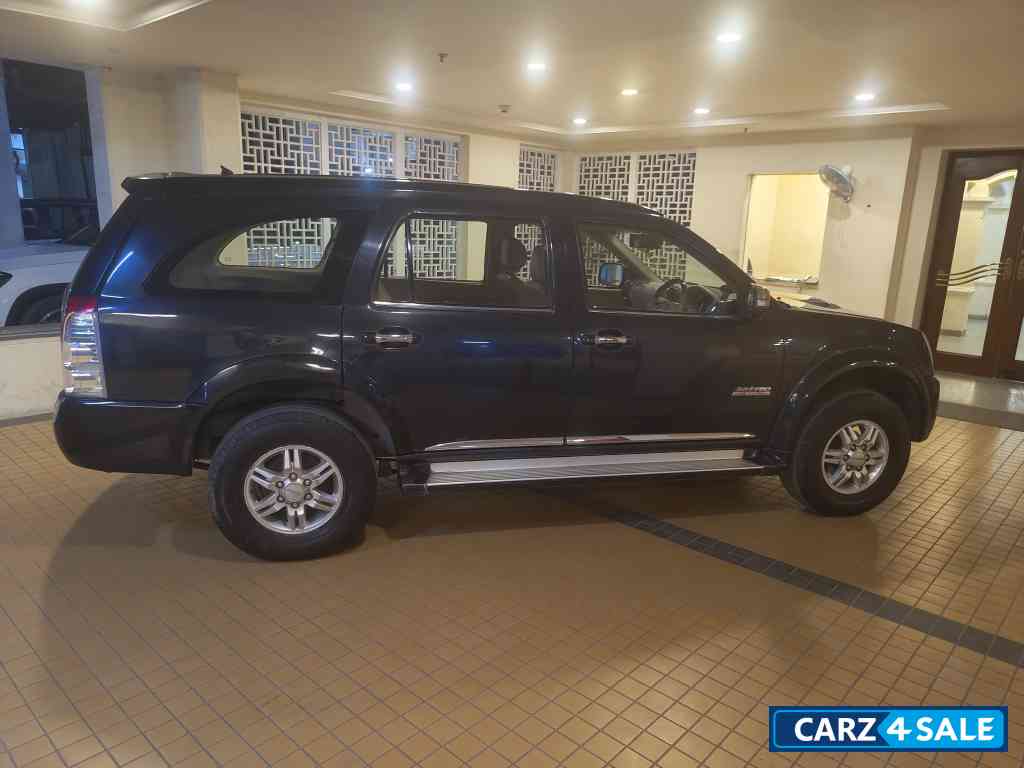 Black Isuzu MU7 Manual CKD-BS4 Black Isuzu MU7 Manual CKD-BS4