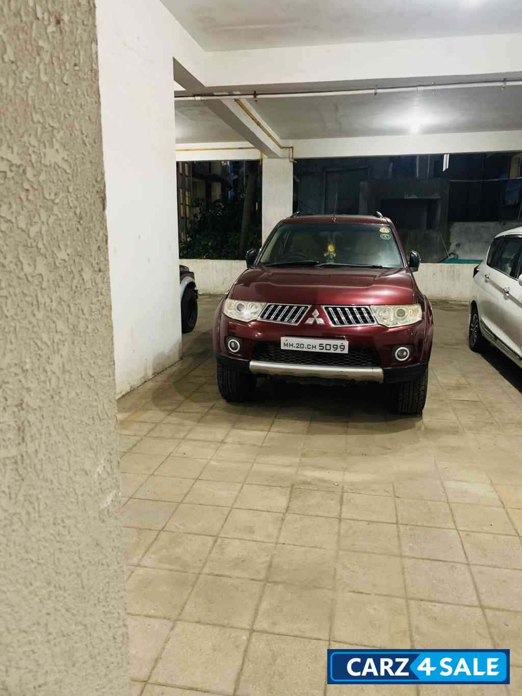 Metallic Red Mitsubishi Pajero Sport 4x4 MT Metallic Red Mitsubishi Pajero Sport 4x4 MT