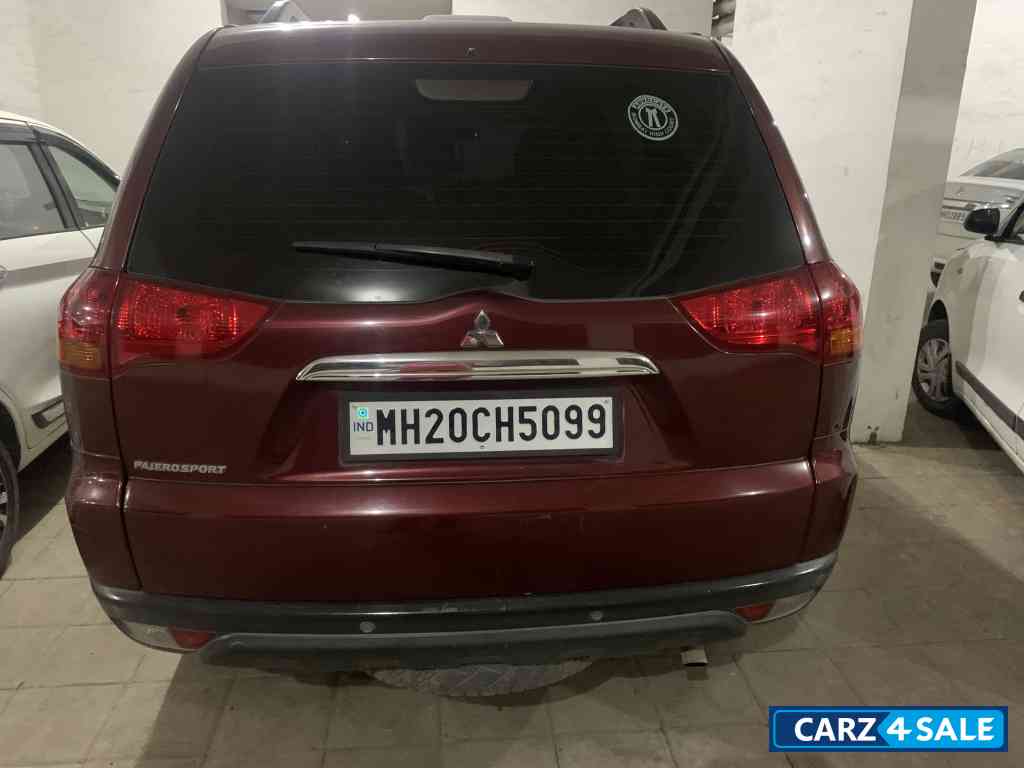 Metallic Red Mitsubishi Pajero Sport 4x4 MT Metallic Red Mitsubishi Pajero Sport 4x4 MT