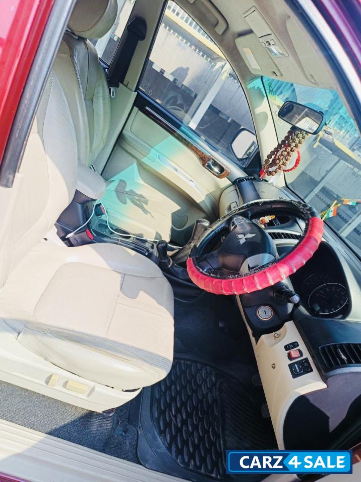 Metallic Red Mitsubishi Pajero Sport 4x4 MT Metallic Red Mitsubishi Pajero Sport 4x4 MT