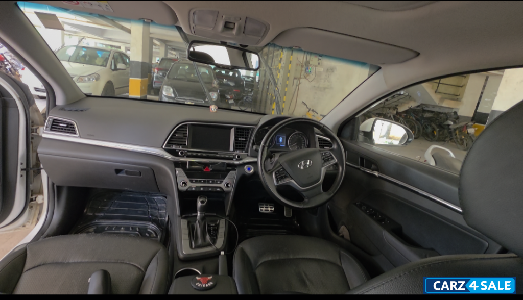 White Hyundai Elantra 2.0 Petrol SX (O) AT White Hyundai Elantra 2.0 Petrol SX (O) AT