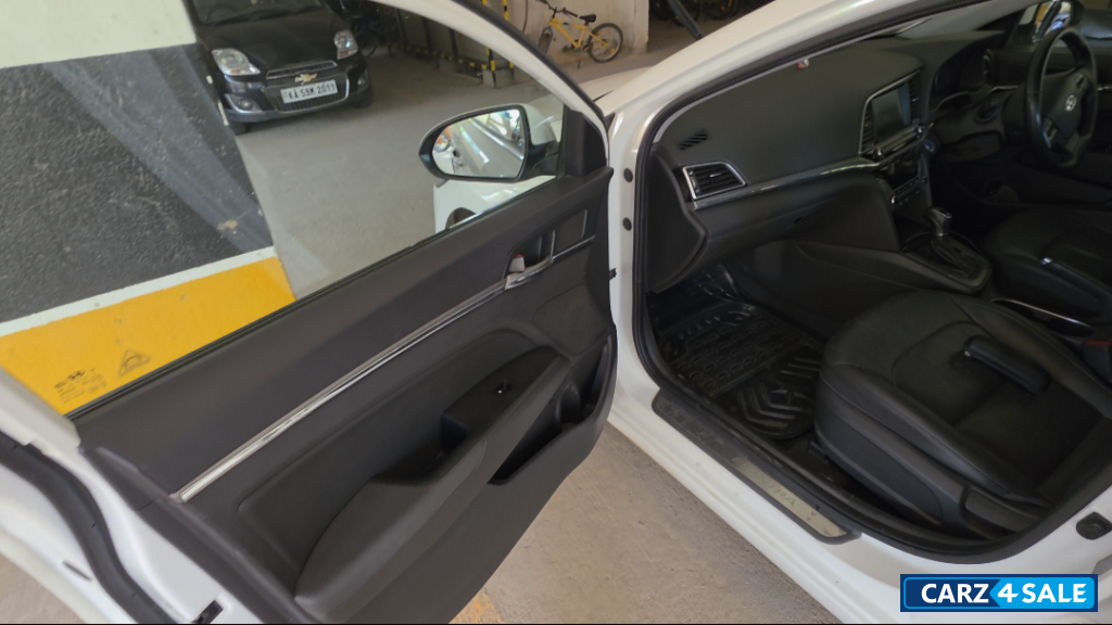 White Hyundai Elantra 2.0 Petrol SX (O) AT White Hyundai Elantra 2.0 Petrol SX (O) AT