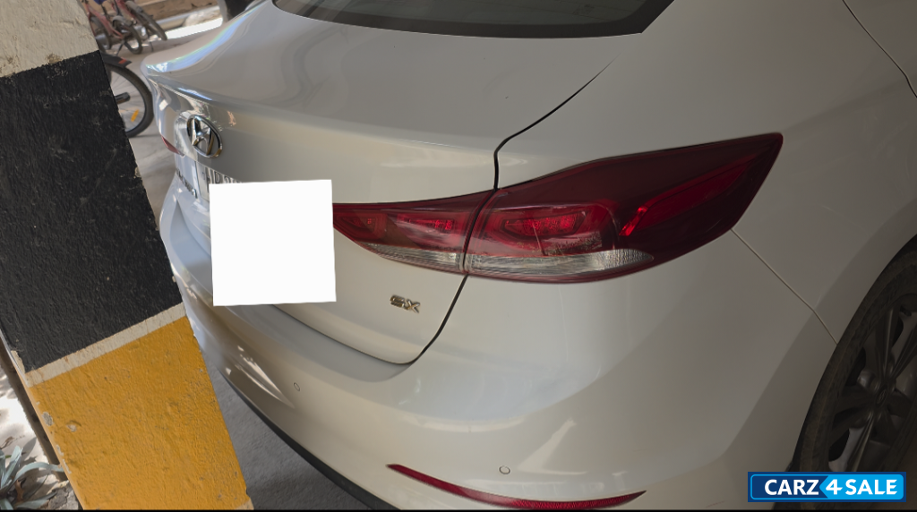 White Hyundai Elantra 2.0 Petrol SX (O) AT White Hyundai Elantra 2.0 Petrol SX (O) AT