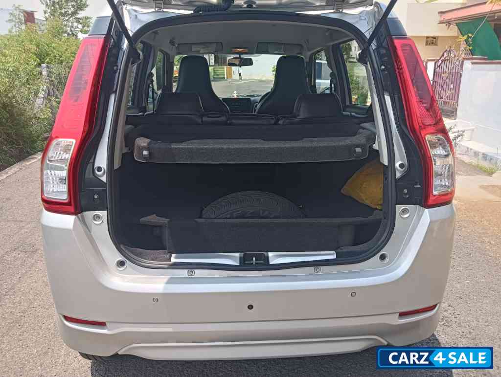 Silver Maruti Suzuki Wagon R VXI CNG Silver Maruti Suzuki Wagon R VXI CNG