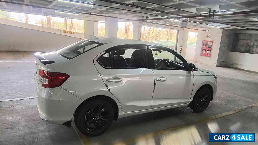 Pearl White Honda Amaze Vx-mt ace edition