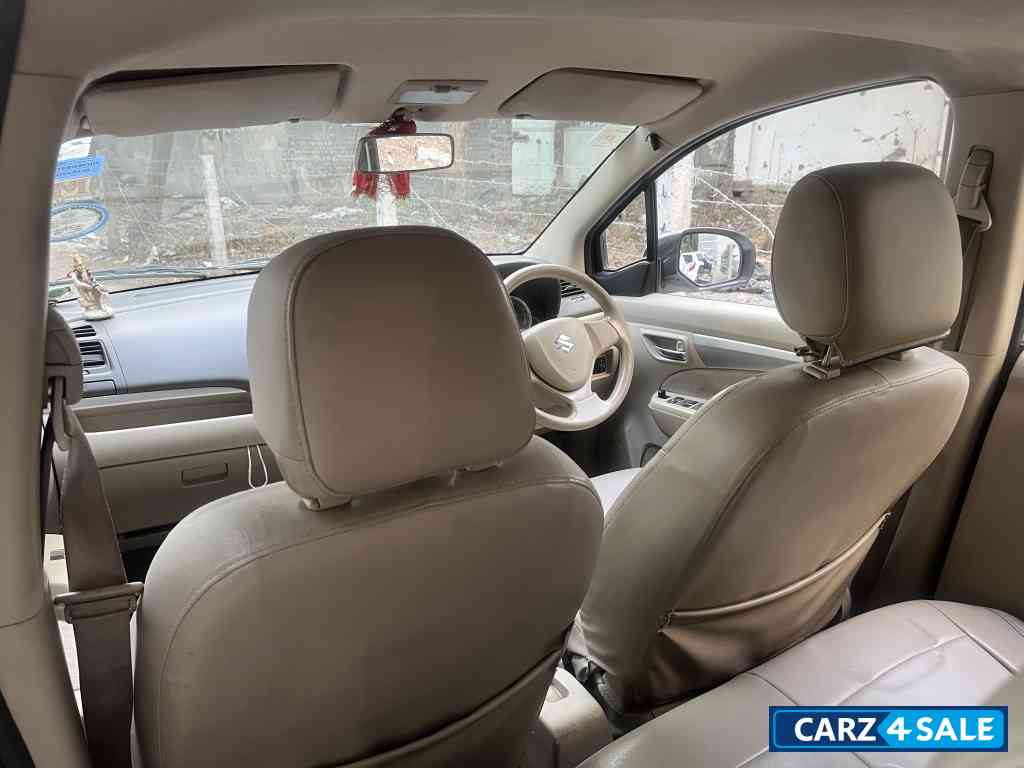 White Maruti Suzuki Ertiga Vxi petrol White Maruti Suzuki Ertiga Vxi petrol