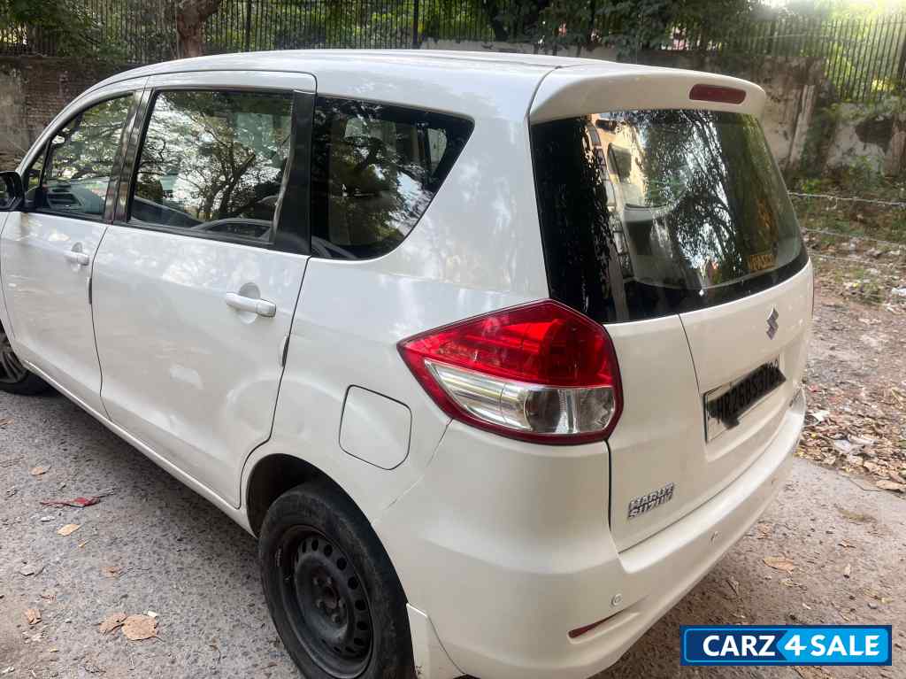 White Maruti Suzuki Ertiga Vxi petrol White Maruti Suzuki Ertiga Vxi petrol