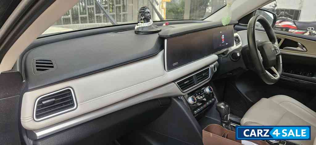 Mahindra XUV700 AX7 LUXURY DIESEL AUTOMATIC
