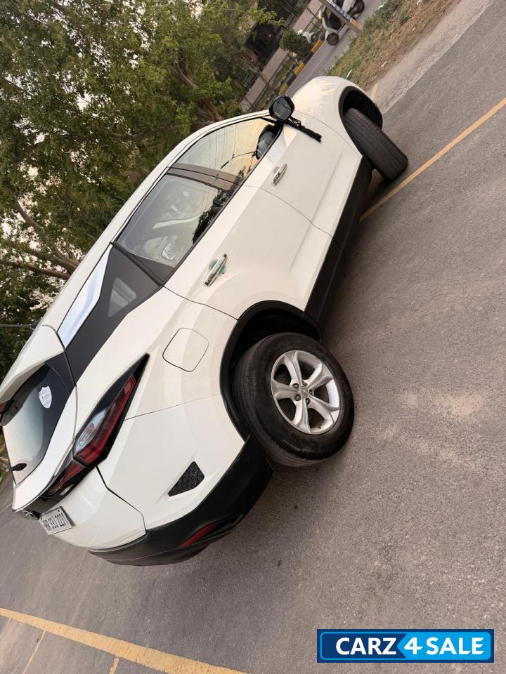 White Tata Harrier Xt plus White Tata Harrier Xt plus