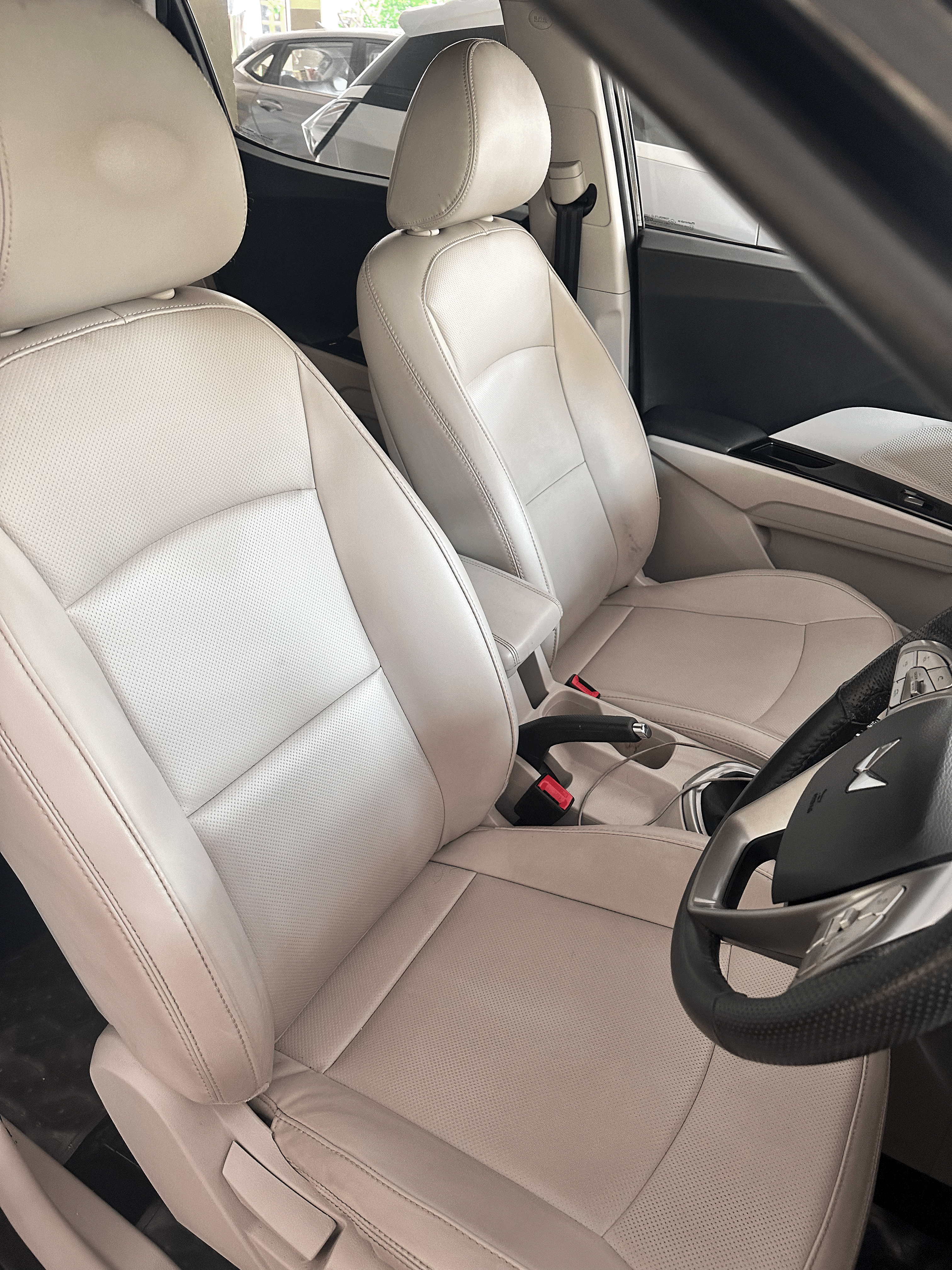 Mahindra XUV300 W8 (Optional) Mahindra XUV300 W8 (Optional)