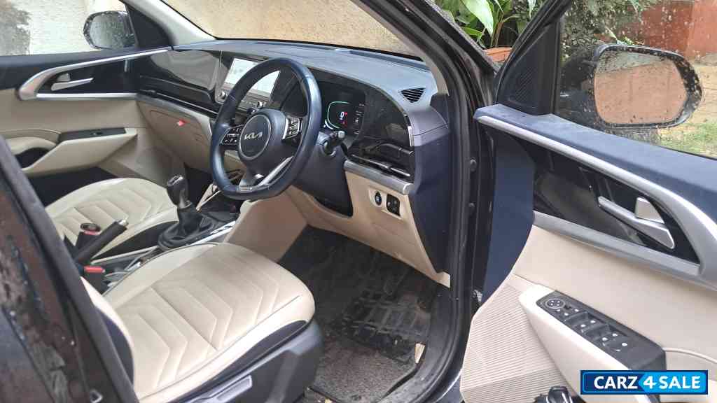 Aurora Black Pearl Kia Carens G1.4 6MT LUXURY 7 seater Aurora Black Pearl Kia Carens G1.4 6MT LUXURY 7 seater