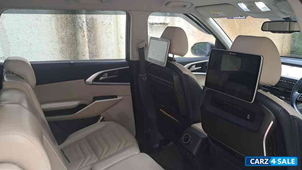 Aurora Black Pearl Kia Carens G1.4 6MT LUXURY 7 seater Aurora Black Pearl Kia Carens G1.4 6MT LUXURY 7 seater
