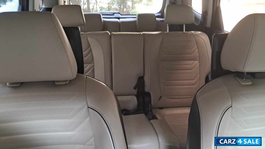 Aurora Black Pearl Kia Carens G1.4 6MT LUXURY 7 seater Aurora Black Pearl Kia Carens G1.4 6MT LUXURY 7 seater