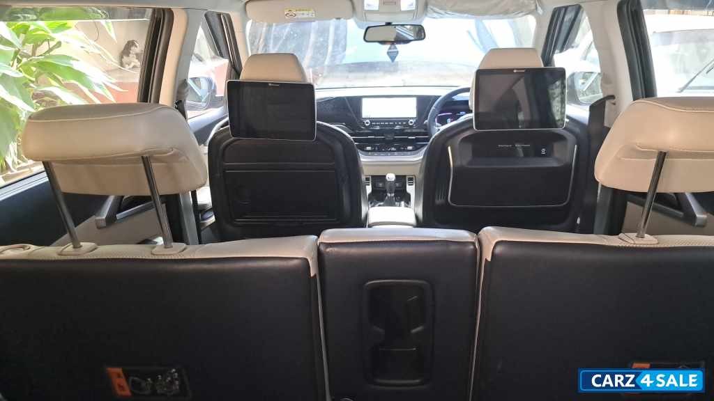Aurora Black Pearl Kia Carens G1.4 6MT LUXURY 7 seater Aurora Black Pearl Kia Carens G1.4 6MT LUXURY 7 seater