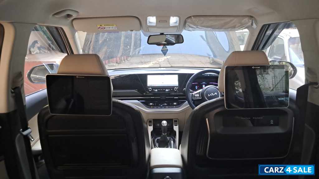 Aurora Black Pearl Kia Carens G1.4 6MT LUXURY 7 seater Aurora Black Pearl Kia Carens G1.4 6MT LUXURY 7 seater