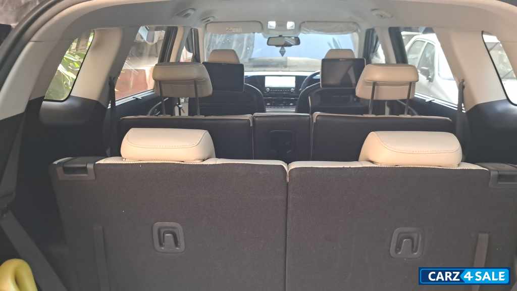 Aurora Black Pearl Kia Carens G1.4 6MT LUXURY 7 seater Aurora Black Pearl Kia Carens G1.4 6MT LUXURY 7 seater