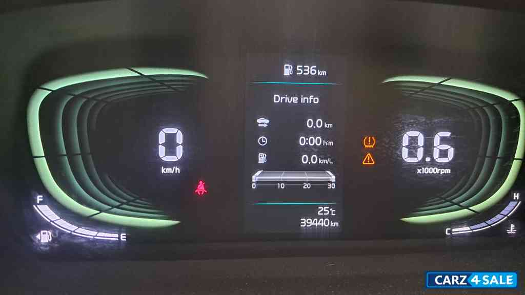 Aurora Black Pearl Kia Carens G1.4 6MT LUXURY 7 seater Aurora Black Pearl Kia Carens G1.4 6MT LUXURY 7 seater